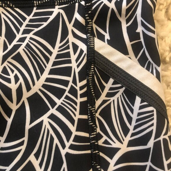 Lululemon Sz 8 Capri Workout Leggings Black & White Leaf Print Leg Pockets Back - Picture 4 of 7